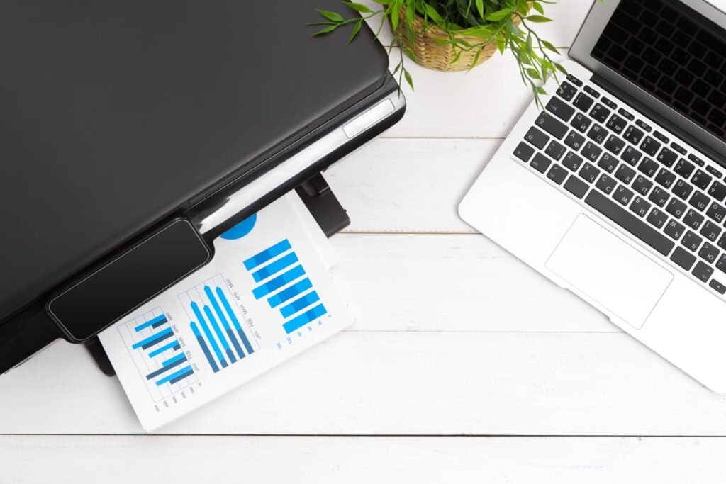 Arbejdsplads med skrivebord, computer og kontorartikler